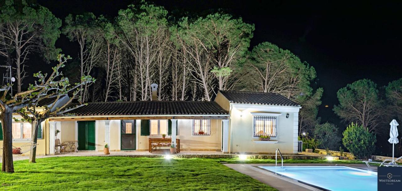 Kompítsion Villa Pine Forest מראה חיצוני תמונה
