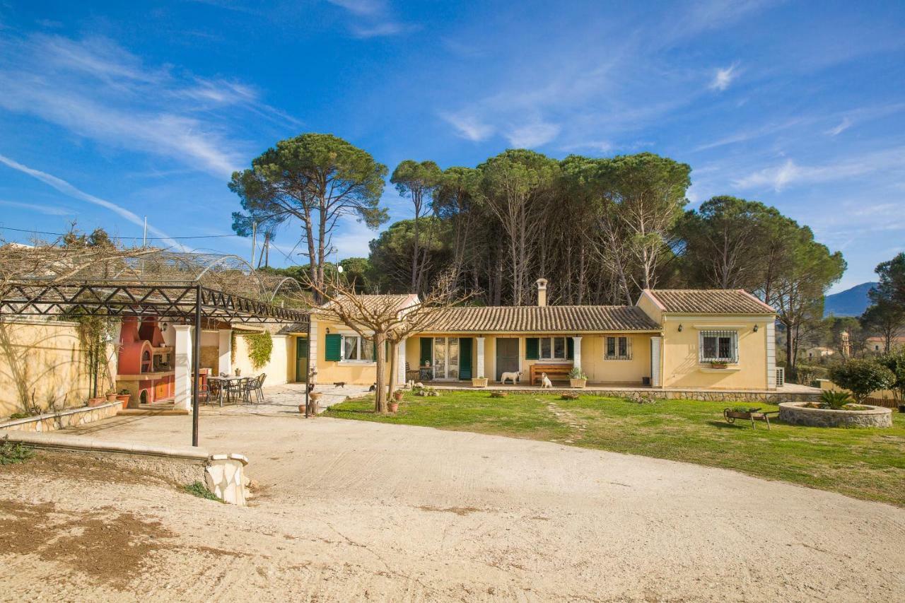 Kompítsion Villa Pine Forest מראה חיצוני תמונה
